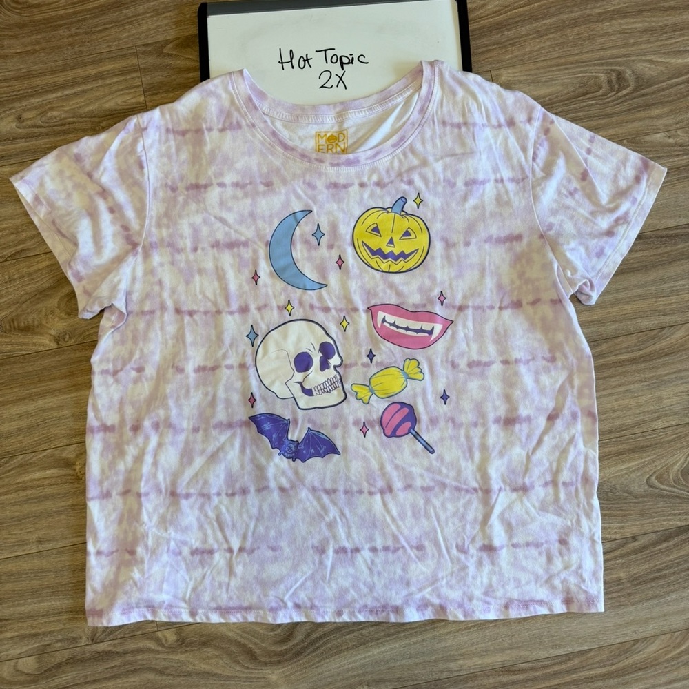Hot Topic Halloween Vampire Tee - Lavender Tie-Dye 2X